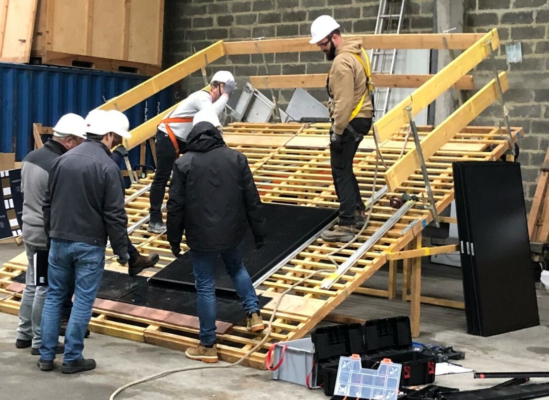 Stagiaires sur une maquette photovoltaïque. 