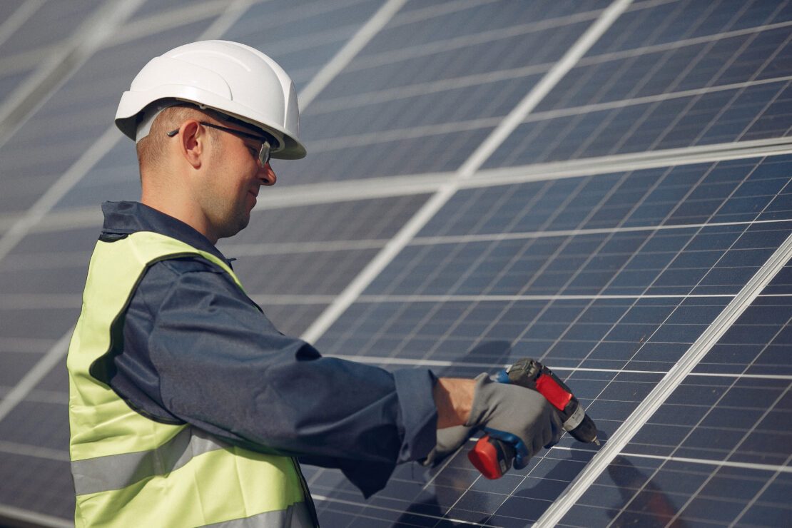 Technicien poseur photovoltaïque en action 